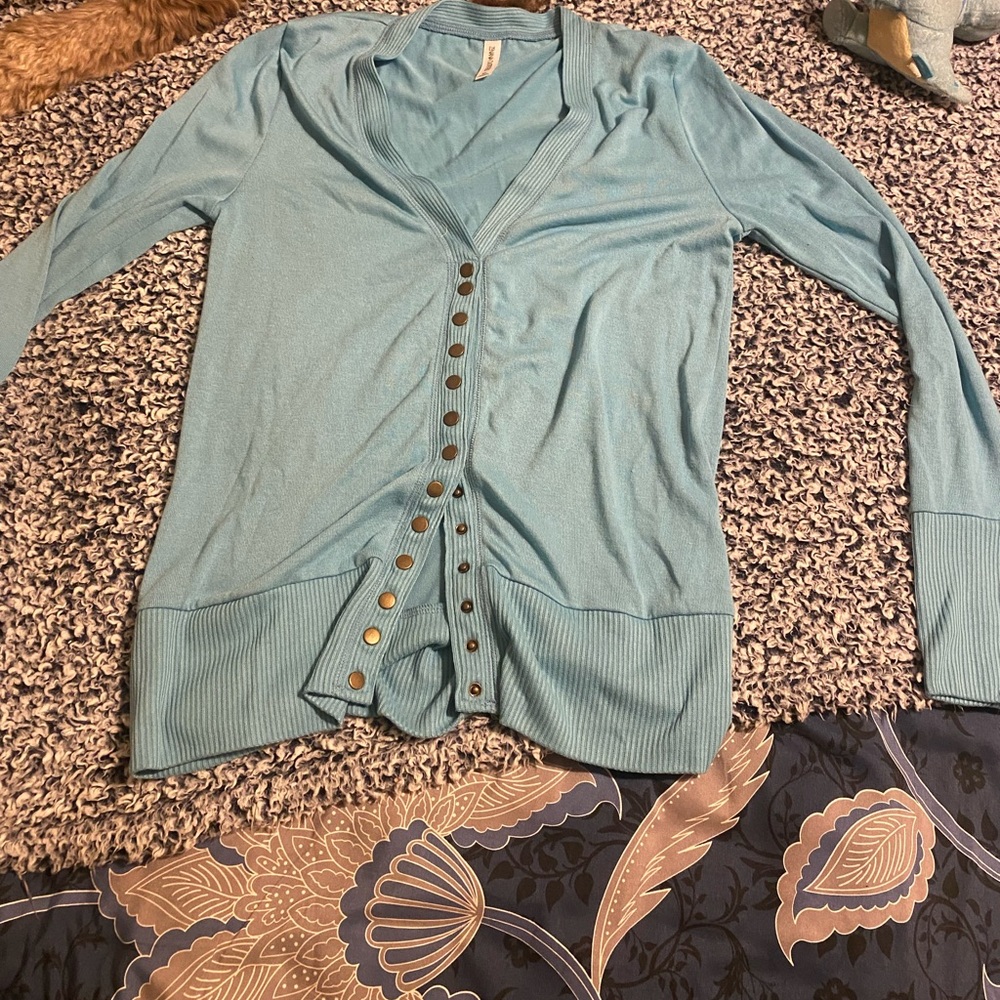 2 lightweight sweaters, snap buttons.